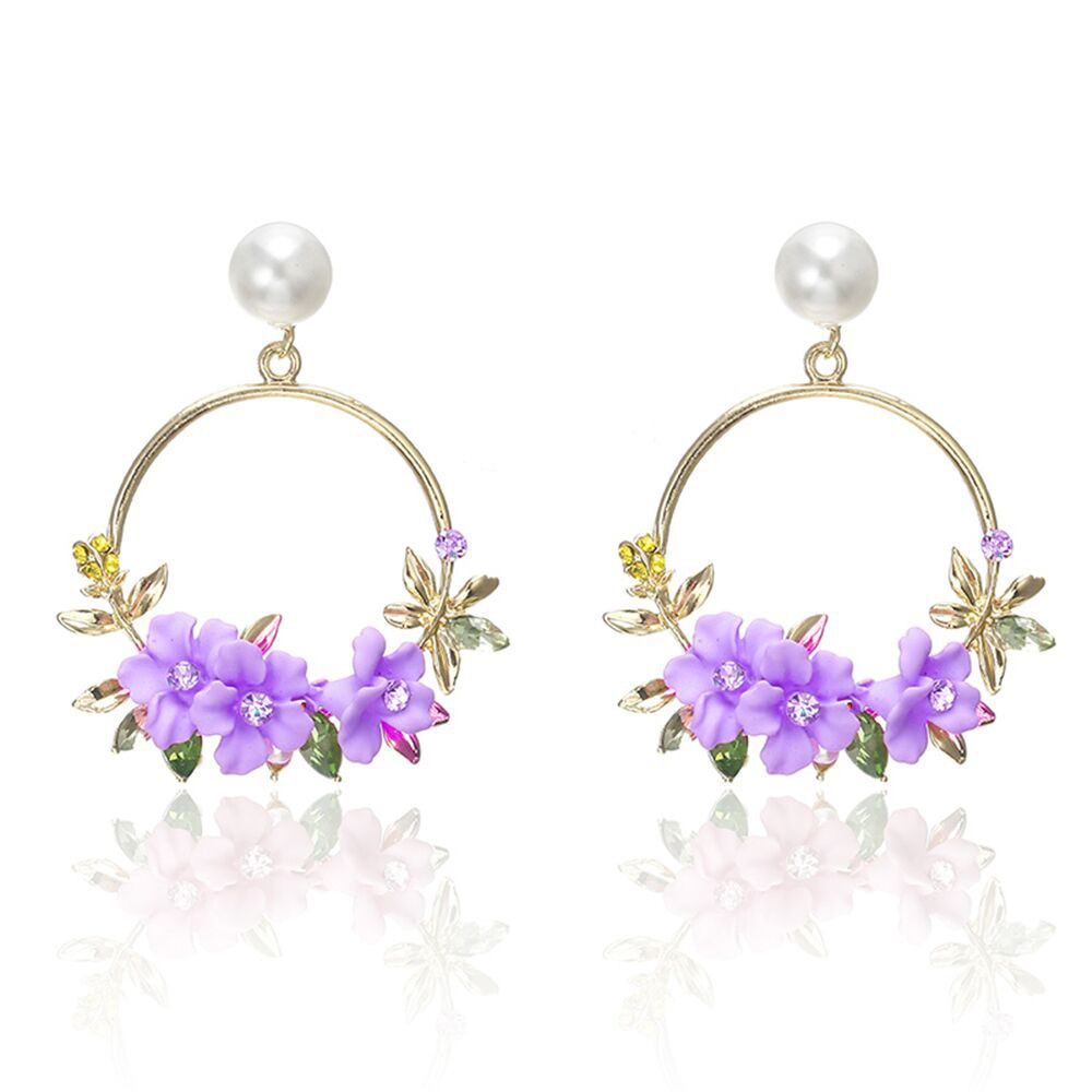 Elegant Gold Earrings with Flowers and Pearls