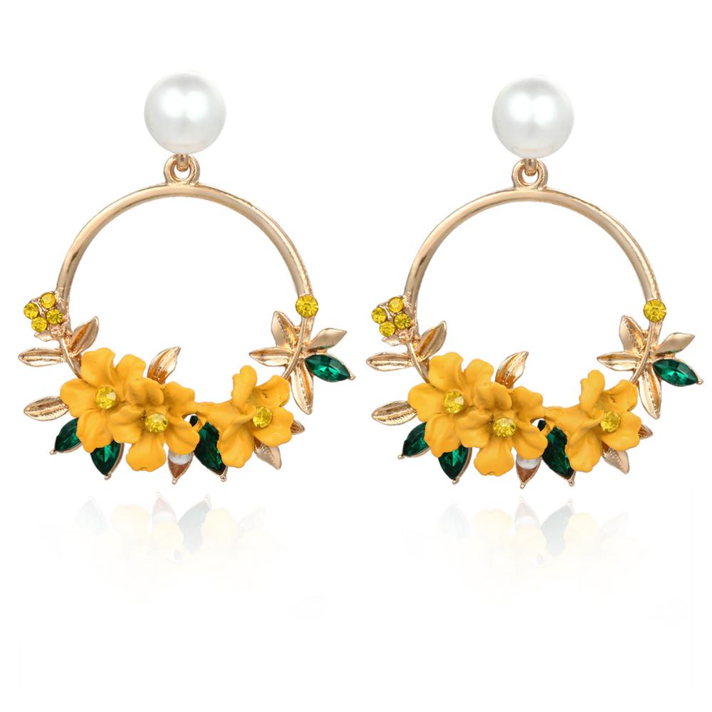 Elegant Gold Earrings with Flowers and Pearls