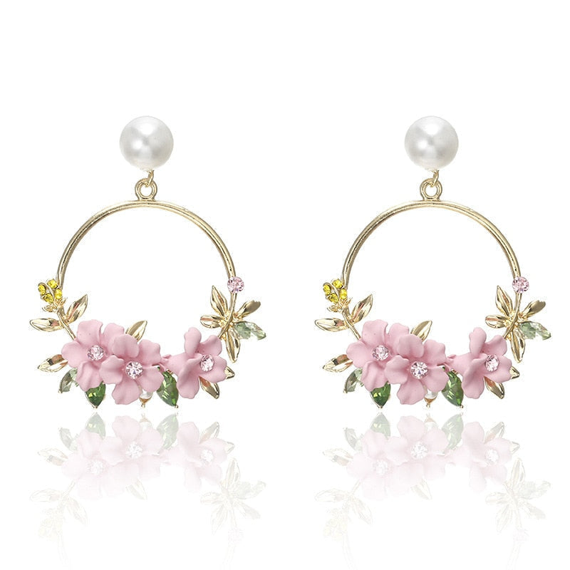 Elegant Gold Earrings with Flowers and Pearls